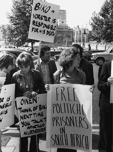Anti-Apartheid demonstrators in Trafalgar Square, London, demand a neutral inquiry into the death of Steve Biko, the Black Consciousness leader, who died in police custody, 1977. (Photo by © Hulton-Deutsch Collection/CORBIS/Corbis via Getty Images)