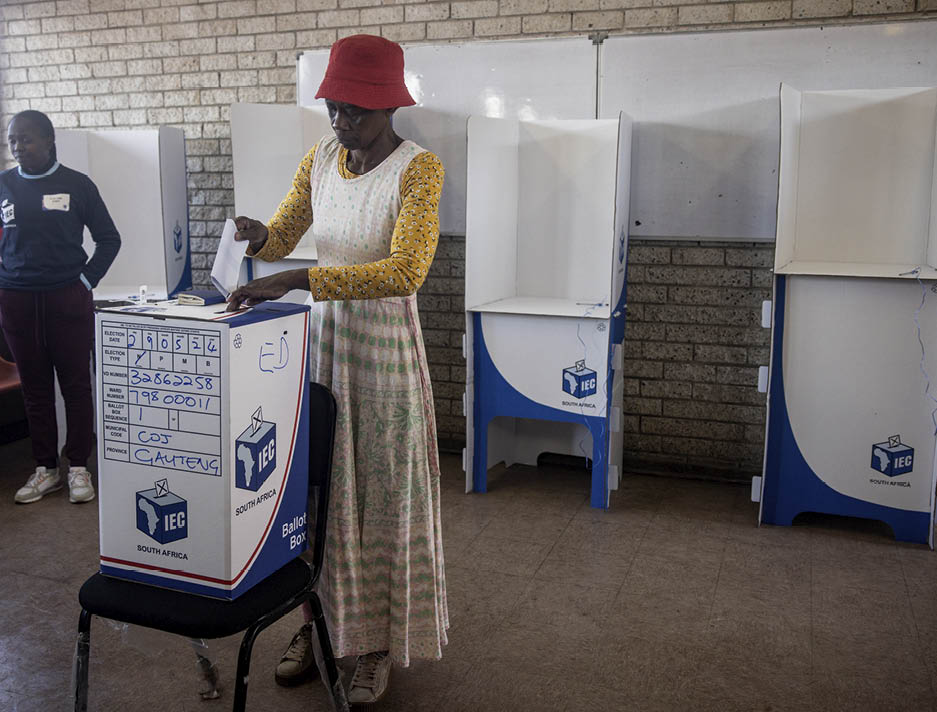 JOHANNESBURG, SOUTH AFRICA - MAY 29: A woman casts her vote at a polling station in Soweto on May 29, 2024 in Johannesburg, South Africa. South Africa's national and provincial elections were held today to elect a new National Assembly and provincial legislature in each of the nine provinces. Results will be officially announced on June 2. (Photo by Chris McGrath/Getty Images)
